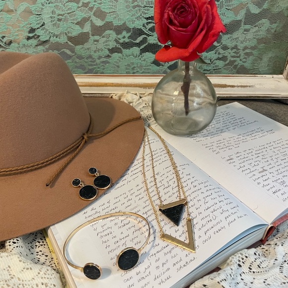 Jewelry three-piece set, necklace,a pair of earrings, and a bracelet - Picture 2 of 6